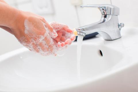 Richtiges Händewaschen ist ein wichtiger Schutz gegen jede Art von Viren.  Symbolfoto: dpa 