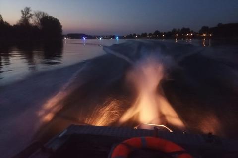 Zahlreiche Feuerwehren, die DLRG und die Polizei suchten am frühen Samstagmorgen mit Booten nach einem im Rhein vermissten Mann. Wegen des Niedrigwassers mussten die Boote am Altrhein ins Wasser gelassen werden.  Foto: Feuerwehr Erfelden