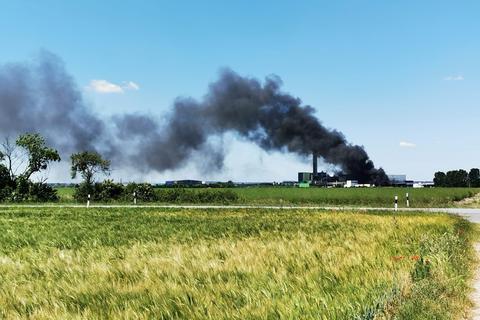 Über der Sondermüllverbrennung der HIM in Biebesheim steht eine Rauchwolke. Foto: Vollformat/Robert Heiler