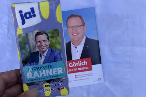 Der oder der? Mit Broschüren und selbst auf Taschentüchern werben Oliver Görlich (SPD) und Marcus Rahner (CDU) um Stimmen für die Biebesheimer Bürgermeisterwahl am 17. September.