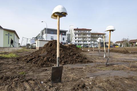 Drei Mehrfamilienhäuser werden in Biebesheim gebaut, das erste soll im August 2022 fertig sein. Die Wohnungen sind von 45 bis 128 Quadratmeter groß. Foto/Visualisierung: VF/Robert Heiler; PlanNorm 