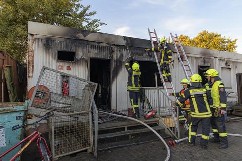 Bei einem Feuer bei einer Recyclingfirma in Biebesheim ist am Mittwochabend ein als Sozialraum genutzter Container ausgebrannt. Foto: Robert Heiler