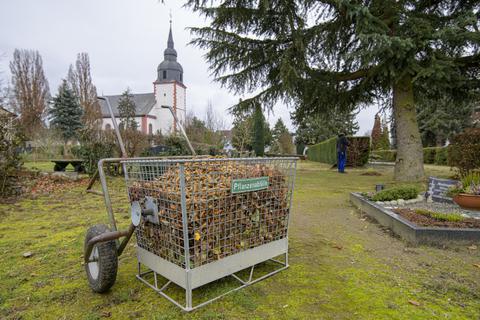 Die Freien Wähler in Biebesheim haben in einem Antrag gefordert, eine weitere, dem Bauhof zugeordnete Stelle für den Bereich Friedhof- und Bestattungswesen zu schaffen. So soll die Ruhestätte besser gepflegt werden können. Foto: Robert Heiler
