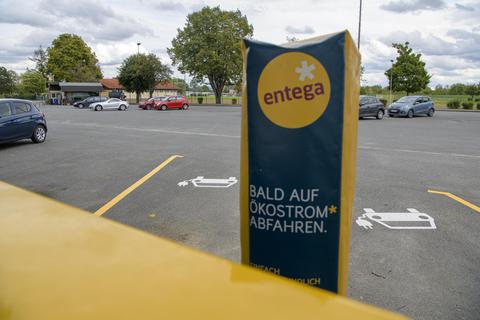 Auf dem Rheinstadion-Parkplatz in Biebesheim geht demnächst diese Ladesäule in Betrieb, an der zwei Elektroautos Ökostrom tanken können. Foto: Robert Heiler