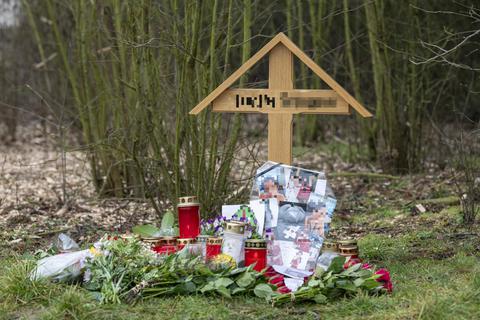 Am Fundort erinnert ein Holzkreuz an die getötete junge Frau aus Biebesheim. Archivfoto: Vollformat/Robert Heiler
