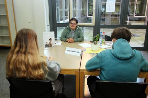 Alexandra Rosmarin von der Pflegeakademie „Ruh“ aus Rüsselsheim stand Rede und Antwort, wie die Ausbildung zur Pflegehilfe oder Pflegefachkraft läuft Foto: Ulrich von Mengden