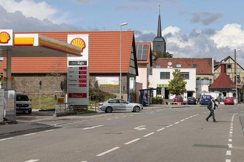 Derzeit steht ein Verkauf des Tankstellen-Geländes in der Bischofsheimer Ortsmitte zur Debatte. Foto: Stefan Sämmer/hbz