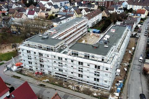 Im Bischofsheimer Theodor-Heuss-Karree entstehen insgesamt 70 Wohnungen. Foto: hbz/Jörg Henkel