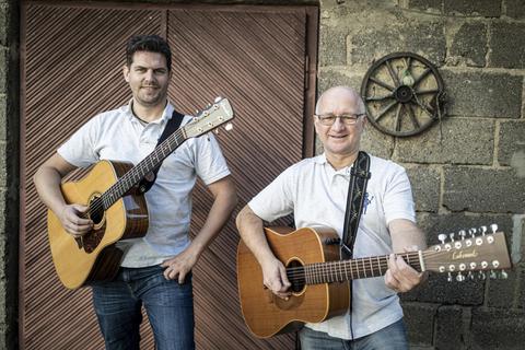Torsten Groß (links) und Frank Schlegel sind das Akustik-Duo „Groß & Klein“. Foto: hbz/Stefan Sämmer