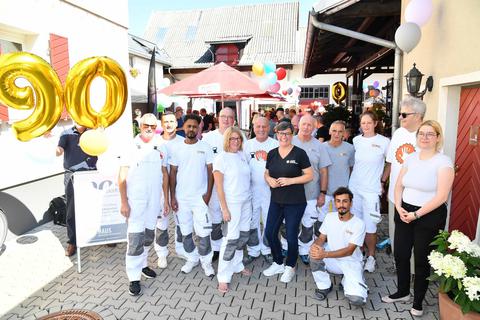 Chefin Susanne Haus (schwarzes Shirt) und ihr Team vom Unternehmen Haus & Haus in Bischofsheim feiern den Gründungstag. hbz/Kristina Schäfer