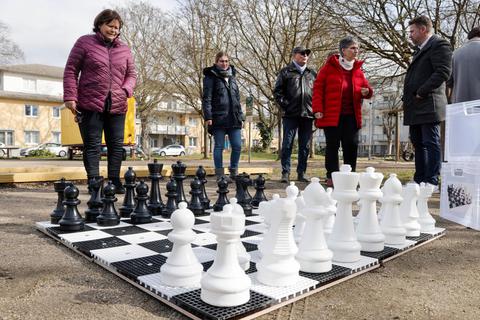 Auf dem Theodor-Heuss-Platz kann nun auch Schach gespielt werden. © HBZ/Stefan Sämmer