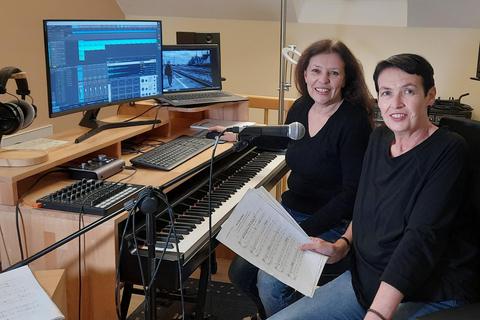 Nora Weinand (rechts) nimmt aktuell mit ihrer Freundin Sirgid Schad in deren Tonstudio den Bischofsheim-Rap auf. © Eckhard Genßmann
