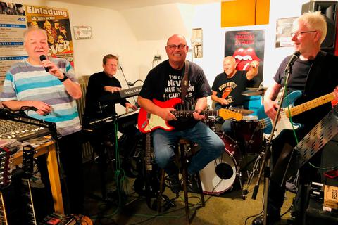 Die Rock'n'Roll-Oldie-Band Jever spielt zur Eröffnung des "Bischemer Kultursommers".
