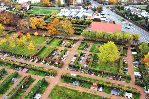 Mit dem Beitritt zur Charta Friedhofskultur will die Gemeinde Bischofsheim ein Zeichen für den Erhalt und die Weiterentwicklung von Friedhöfen setzen. So sollen auf dem Bischofsheimer Friedhof bald auch muslimische Bestattungen möglich sein.