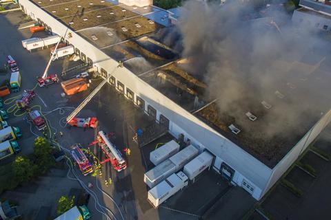 Zu den größten Einsätzen im vergangenen Jahr gehörte für die Bischofsheimer Feuerwehr der Großbrand in einem Gustavsburger Lagerhallenkomplex. Archivfoto: dpa