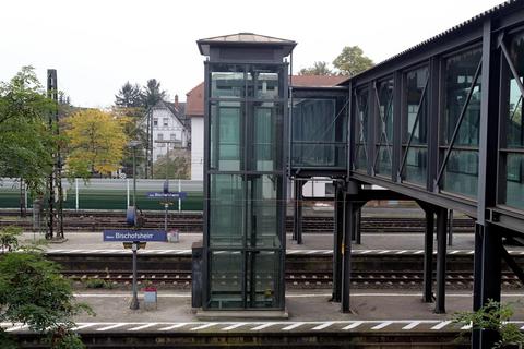 Bei den Aufzügen im Bischofsheimer Bahnhof hat es in der Vergangenheit immer wieder technische Probleme gegeben. Archivfoto: HBZ/Jörg Henkel