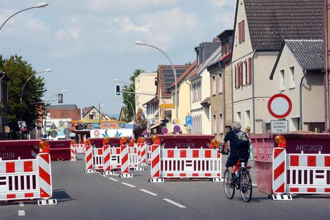 Für die Bischofsheimer Kerb muss die Darmstädter Straße gesperrt werden. Archivfoto: Harald Linnemann/hbz