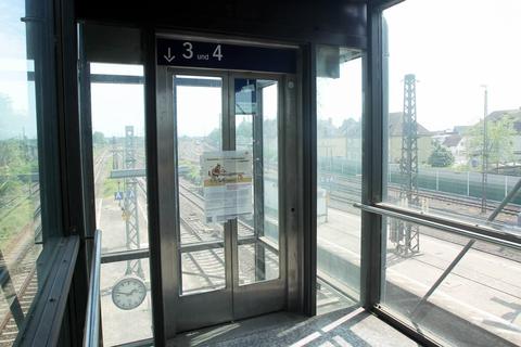 Die Aufzüge am Bischofsheimer Bahnhof sind immer mal wieder defekt, was die Bürger melden. Archivfoto: hbz/Jörg Henkel