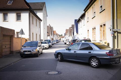 In der Bischofsheimer Mainstraße wird oft falsch geparkt. Das soll verstärkt geahndet werden. Archivfoto: hbz/Stefan Sämmer
