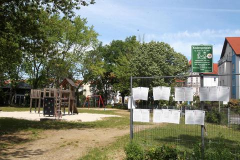 Der Spielplatz in der Schulstraße soll auf das ehemalige Sportareal in der Nähe des künftigen Familienzentrums verlegt werden. Foto: hbz/Jörg Henkel