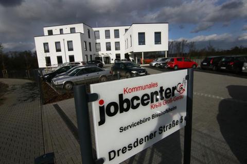 Das neue Jobcenter des Kreises in Bischofsheim bietet unter anderem auch eine direkte Anbindung an den öffentlichen Nahverkehr.