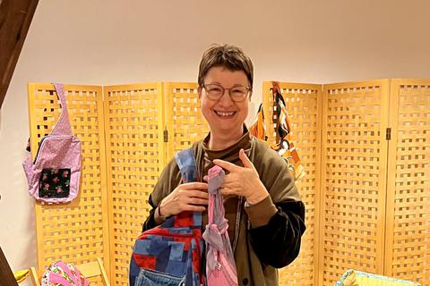 In ihrem neuen Ladenlokal in der Schulstraße, neben dem Friseursalon Süßmann, stellt Kunsthandwerkerin Elke Gerbig ihre Taschen, Kissen und andere Waren aus. Bald möchte sie auch Näh-Workshops anbieten. © Daniela Hamann