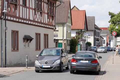 Knapp ist der Abstand gelegentlich am historischen Büttelborner Rathaus, wenn zwei Fahrzeuge die dortige Engstelle auf der Mainzer Straße passieren.