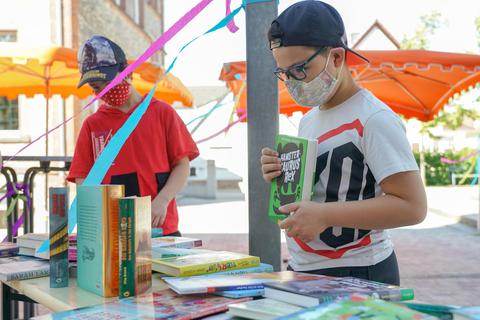 „Sommer der Bücher“ in Klein-Gerau: Jonathan Steffens (rechts) schaut mit seinem Bruder Benjamin nach Büchern für den Urlaub. Foto: Vollformat/Schüler
