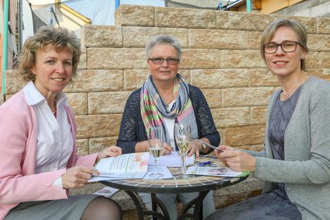 Margarete Krasusky, Marina Frank und Dorothea Scheele (von links) bilden den Vorstand der Büttelborner Kinderhilfe Gomel. Foto: Vollformat/Marc Schüler