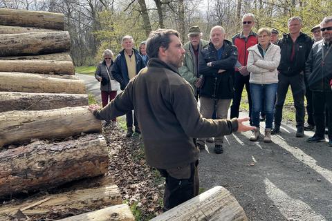 Förster Oliver Burghardt berichtet vom Zustand des Waldes und der Entwicklung des Holzpreises. Marc Schüler