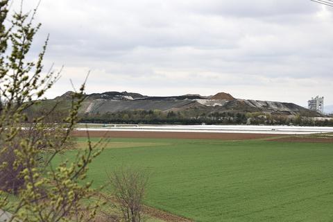 Die Mülldeponie Büttelborn von Süden gesehen.