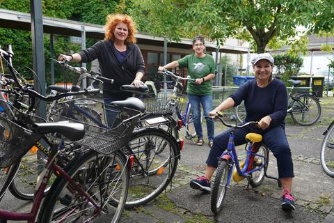 Martina Ridder, Ute Kroiß und Gabriele Häußler freuen sich über die vielen gespendeten Fahrräder beim Büttelborner Reparatur-Treff, der diesmal im Café Extra Station machte. Marc Schüler
