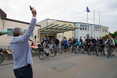 Der Büttelborner Bürgermeister und Schirmherr des Volksradfahrens, Marcus Merkel, hat den Startschuss zu der Veranstaltung gegeben. Marc Schüler
