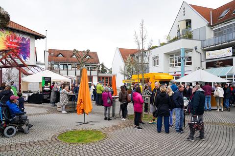 Auf dem Rathausplatz in Büttelborn konnten die Besucher des Wochenmarkts Käse oder Wein kaufen.