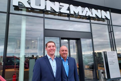 Mächtig begeistert sind Gesamtserviceleiter Frank Kirchgäßner (links) und der Technische Betriebsleiter Roger Zeltner von der neuen Kunzmann-Filiale in Büttelborn.