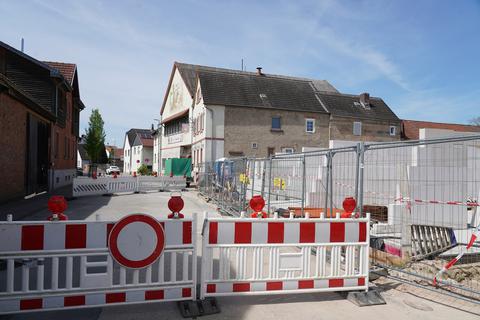 Noch immer gesperrt ist die Straße Unterdorf in Worfelden. Bei einem großen Bauprojekt im Ortskern geht es nicht voran.