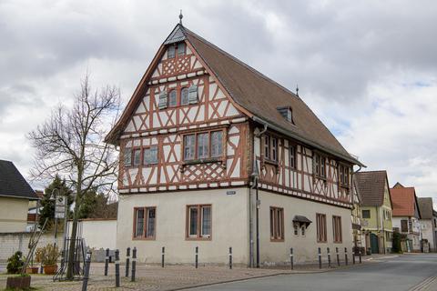 Das Historische Rathaus Büttelborns wurde 1582 erbaut. Dieses nutzt der örtliche Heimat- und Geschichtsverein seit 1994 unter anderem als Büro- und Versammlungsstätte sowie fürs Gemeindearchiv.