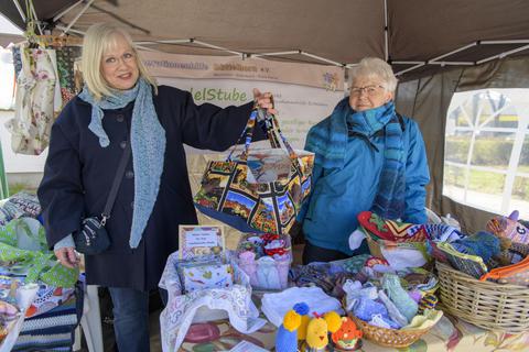 Kirsten Scherer (links) und Sieglinde Schmidt präsentieren am Stand der Generationenhilfe auf dem Büttelborner Kreativmarkt Handgemachtes. Foto: Robert Heiler