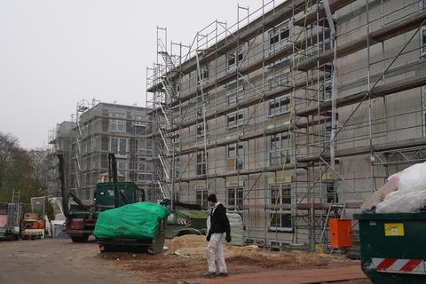Von außen sieht das Seniorenzentrum Büttelborn, das in Worfelden entsteht, noch nach Baustelle aus. Innen sind die Arbeiten auf mehreren Etagen schon weiter. Der Bezug soll ab dem 1. Februar 2023 erfolgen.