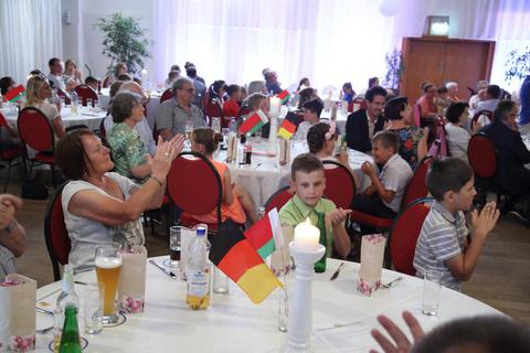 Viel Applaus für die Darbietungen gibt es beim Abschiedsabend für die Gomel-Kinder im Büttelborner Volkshaus. Foto: VF/Frank Möllenberg   Foto: VF/Frank Möllenberg 