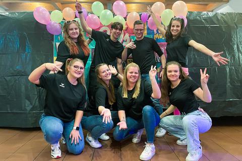 Der Jugendausschuss der SKV Büttttelborn mit (hinten vopn links) Lea Emde, Alex Boldizar, Johannes Kreim und Liska Merbach sowie (vorn von links)  Laura Oesterheld, Dorothea Kloschak, Malina Ascher und Lena Lapp hat eine gelungene „90er meets 2000 Party“ anlässlich des Vereinsjubiläums im Volkshaus organisiert. © Marc Schüler