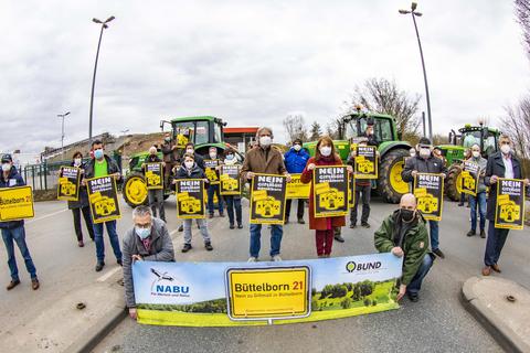 Die Bürgerinitiative „Büttelborn 21“ und ihre Mitstreiter haben am Montag an der Mülldeponie dagegen protestiert, dass dort freigemessener Abfall aus dem AKW Biblis entsorgt werden soll.  Foto: Vollformat/Volker Dziemballa