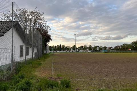 Der Sportplatz des SV 1912 soll mittelfristig verlegt werden. Zuvor wird der Hartplatz zum Winterrasenplatz. Marc Schüler