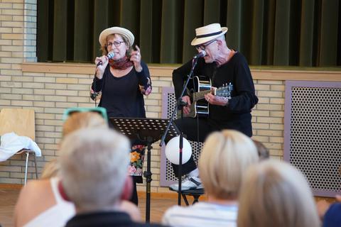 Pfarrerin Ellen Simon und ihr Mann Volkmar Hahn singen gemeinsam Seemannslieder. Foto: Vollformat/Marc Schüler