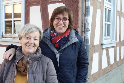 Hand in Hand: Die Verantwortung als Sprecherin des Büttelborner Vereins Generationenhilfe gibt Hannelore Kemper-Shishko (links) zu Jahresbeginn 2020 an Vorstandskollegin Melitta Peter ab. Foto: Vollformat/Frank Möllenberg