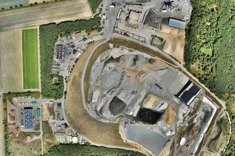 Das Abfallzentrum in Büttelborn aus der Luft. Der Maßstab beträgt 1:1000, aufgenommen wurde das Foto am 4. Juli 2022.