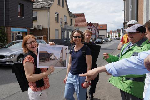 Bei einem Rundgang zeigte Architektin Beatrix Baltabol auf, wie eine Neugestaltung der Mainzer Straße in Büttelborn aussehen könnte.
