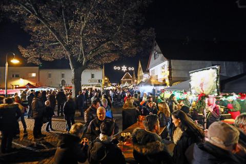 In der Büttelborner Ortsmitte findet am ersten Adventswochenende der Weihnachtsmarkt statt. Unser Archivfoto zeigt das Markttreiben 2018. © Archivfoto: Marc Schüler