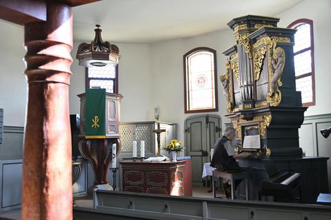 Den 400. Geburtstag ihrer historischen Knauth-Orgel feiert die evangelische Kirchengemeinde Worfelden am Tag des offenen Denkmals. Orgelsachverständiger Martin Balz (am Instrument) gibt dazu Erläuterungen und Hörproben. Wulf-Ingo Gilbert