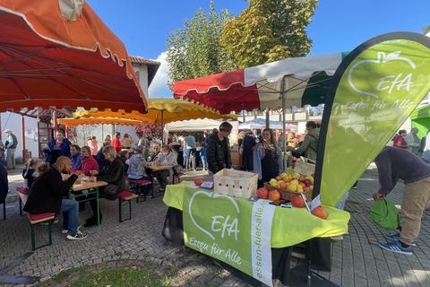 Viel Betrieb herrschte beim Fairen Fest vor der Büttelborner Gemeindeverwaltung auf dem Rathausplatz. Foto: Marc Schüler